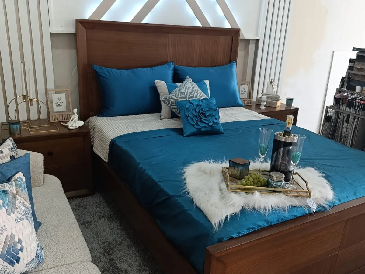 Dormitorio en madera maciza — Showroom Urdesa