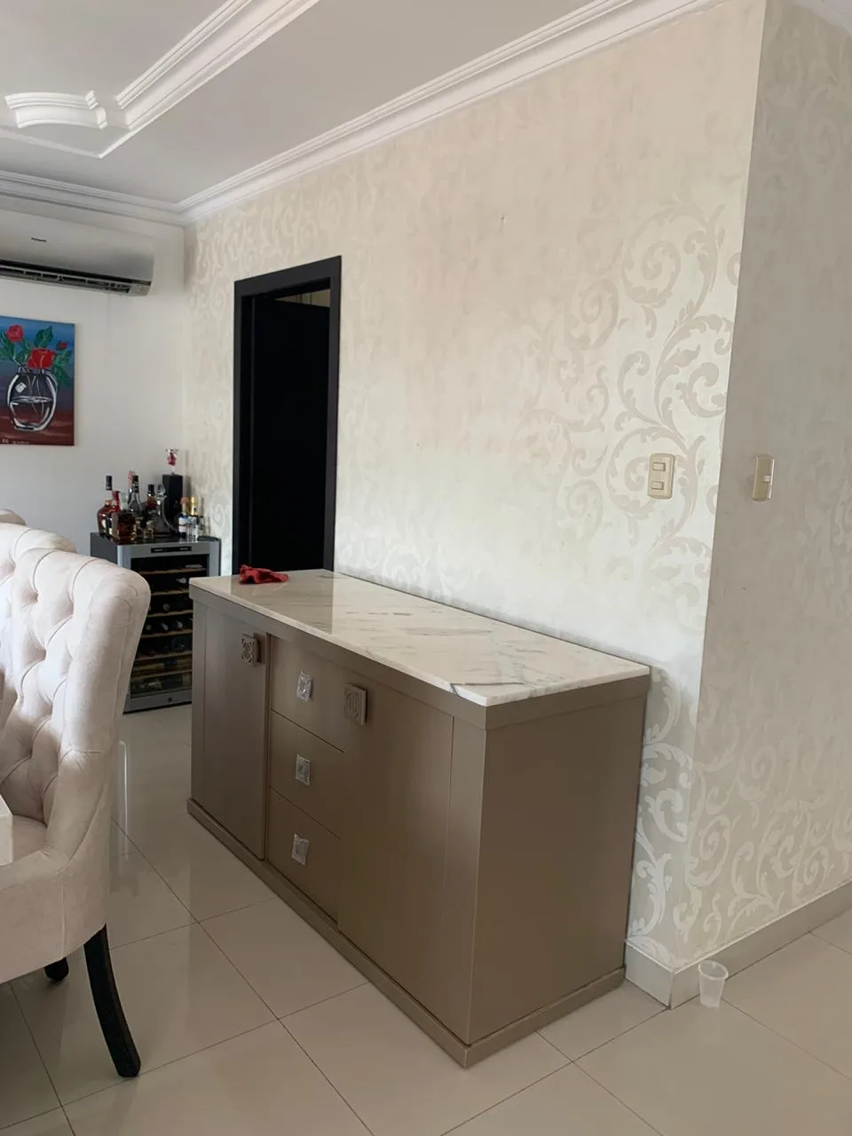 Aparador con tapa de mármol