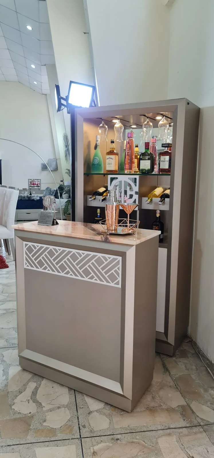 Barra de bar compacta con panel fretwork