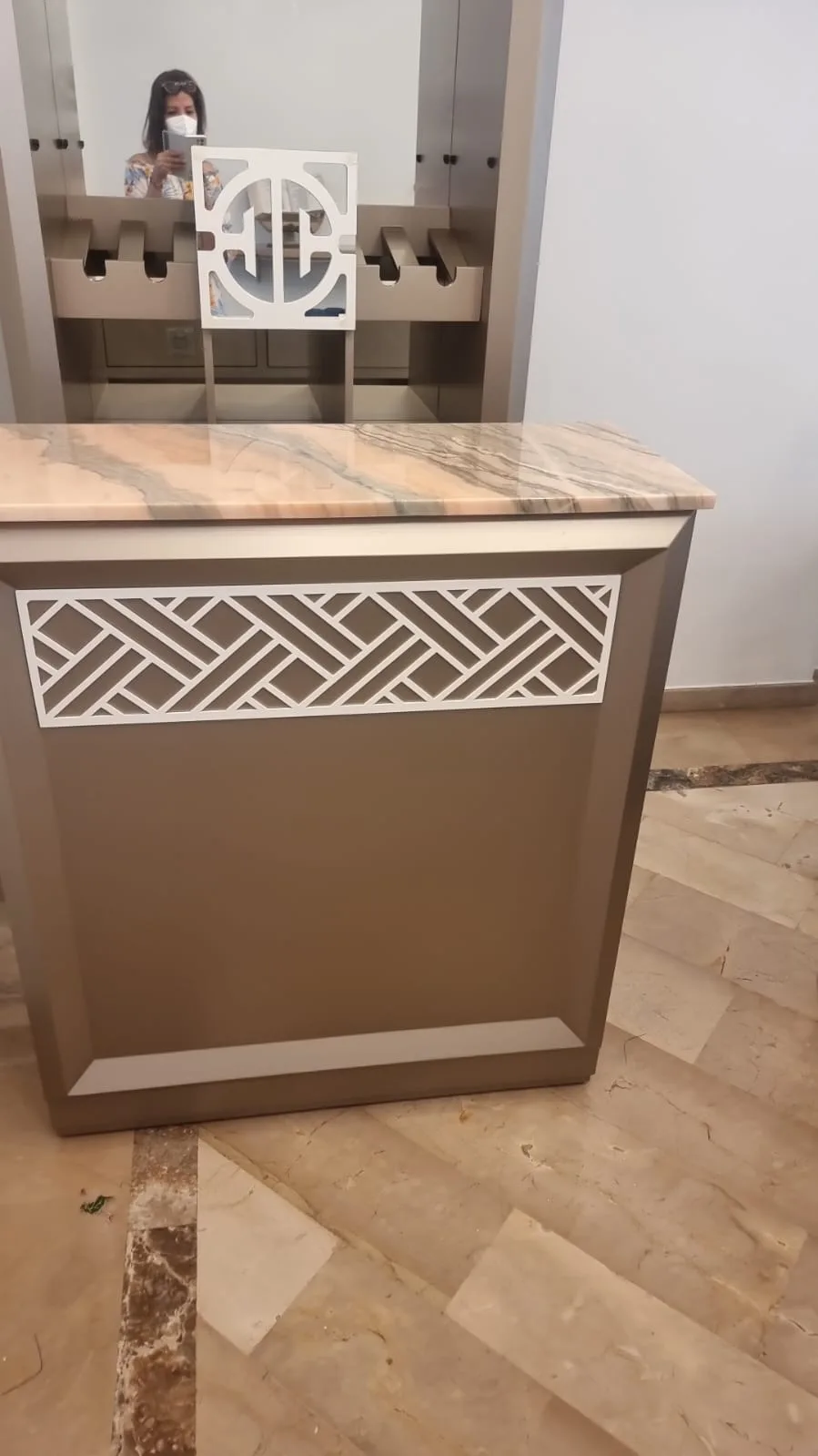 Barra de bar con panel fretwork y nicho espejado