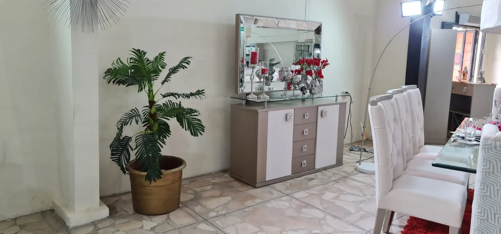 Buffet bicolor blanco y taupe con espejo