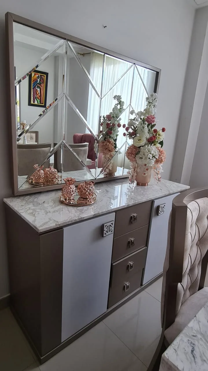 Buffet con espejo de rombos y detalle dorado