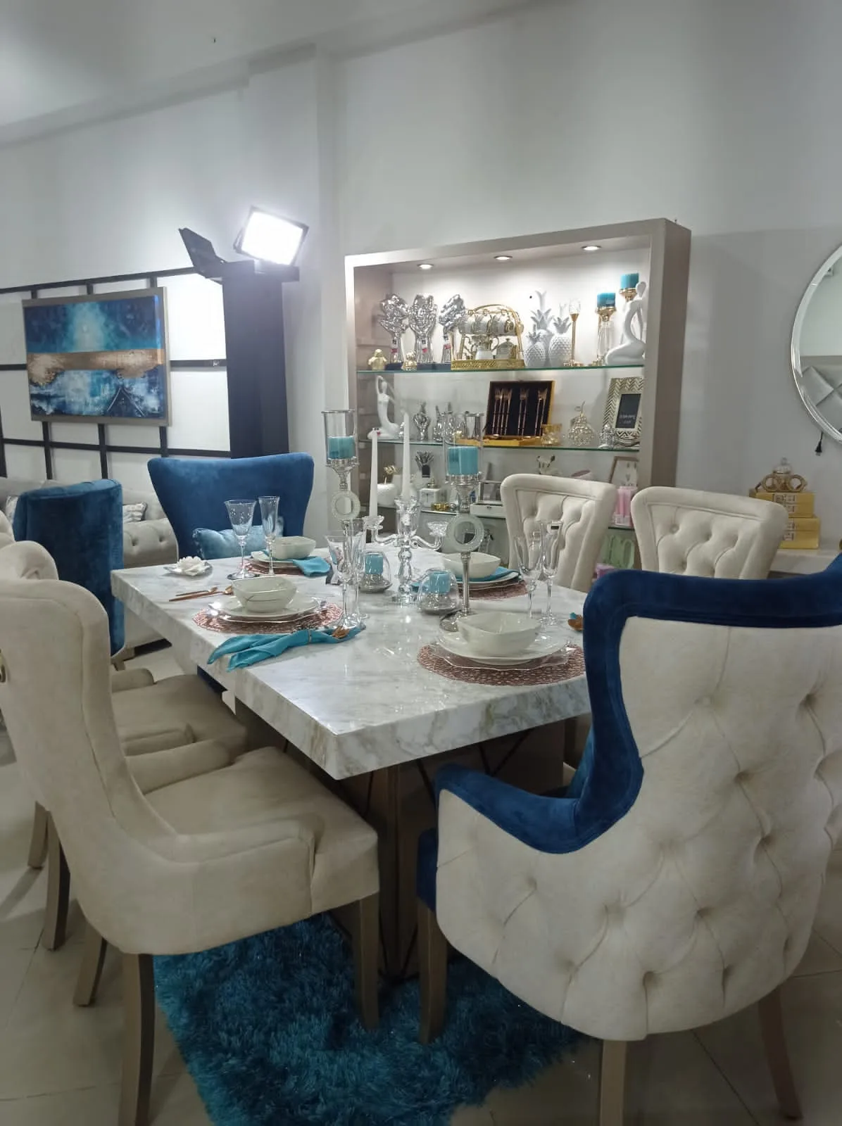 Comedor mesa con tablero mármol sobre base geométrica dorada/negra