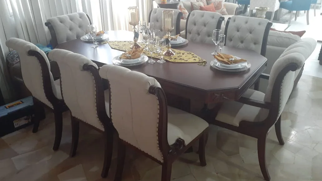 Comedor mesa madera oscura con borde biselado