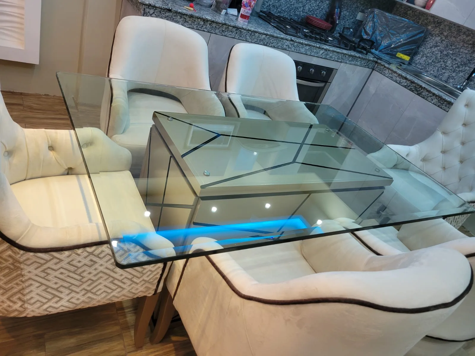 Comedor mesa vidrio con luz LED azul integrada