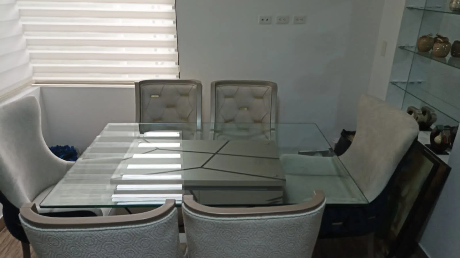 Comedor mesa vidrio con reflejo diagonal
