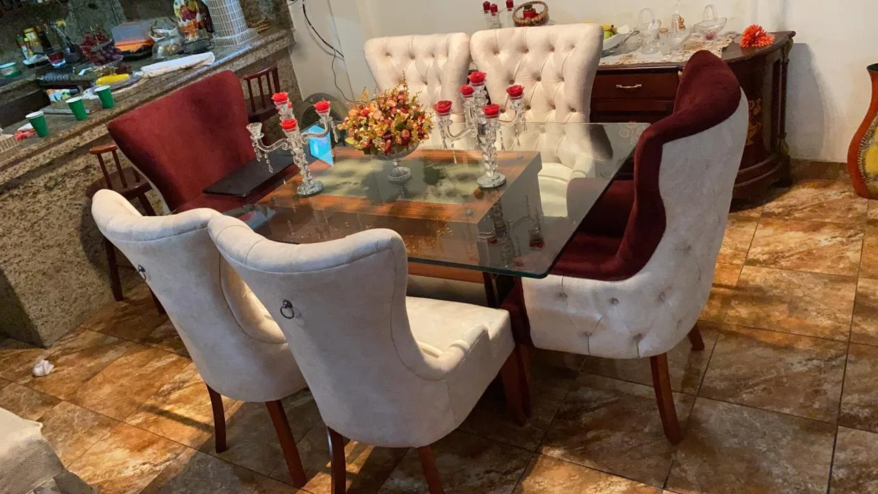 Comedor mesa vidrio sobre gabinete de madera
