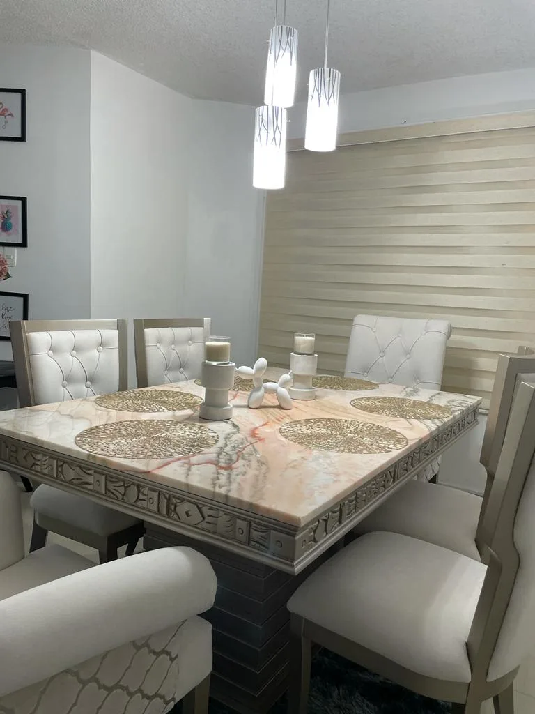 Comedor par de sillas crema con respaldo acanalado