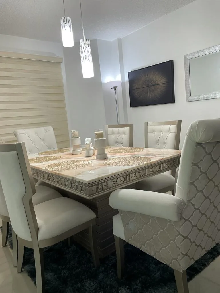 Comedor par de sillas crema con respaldo acanalado
