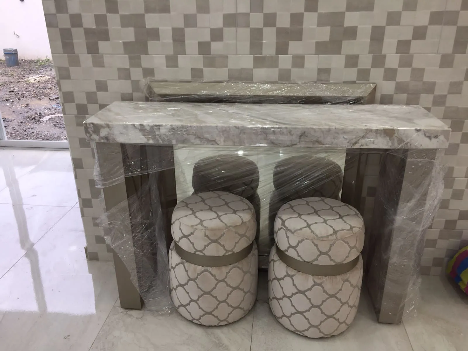 Consola de mármol con base y espejo en negro