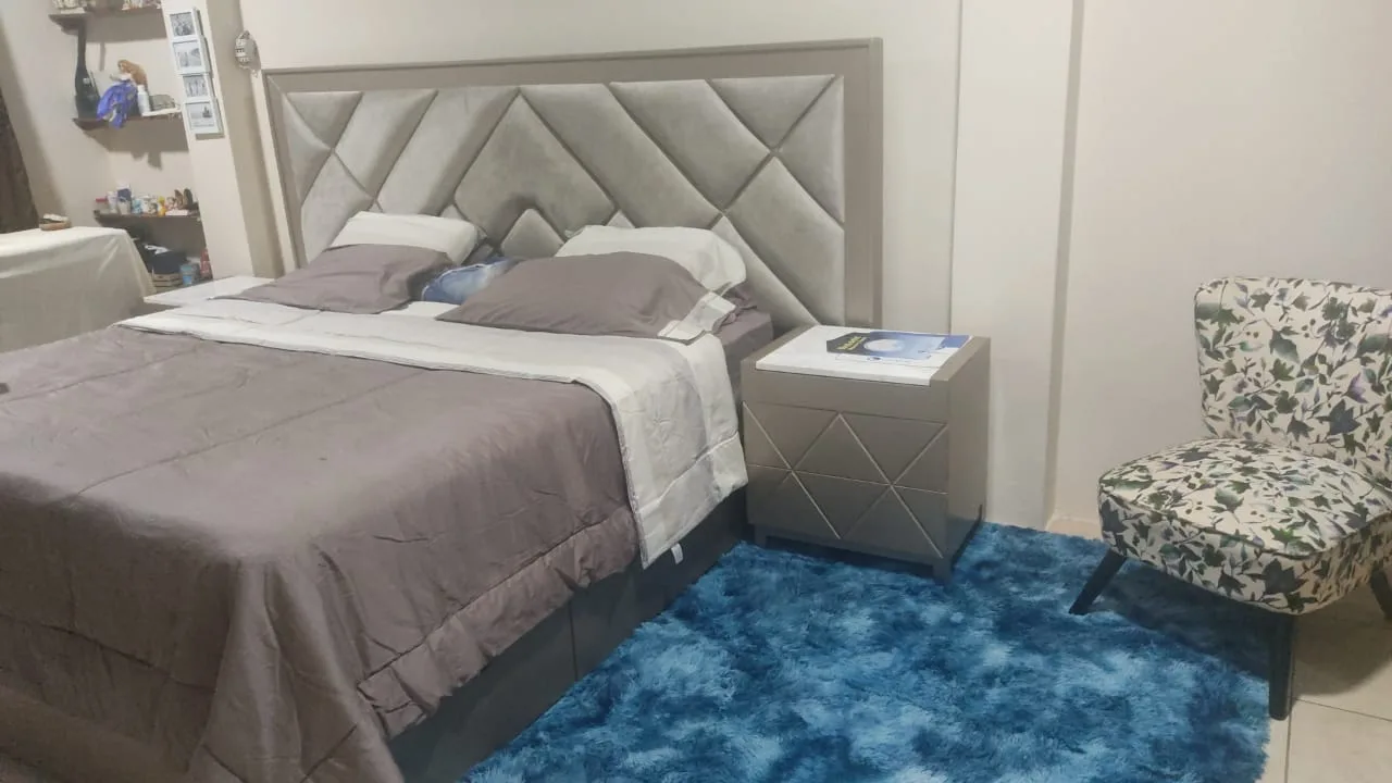 Cabecera de cama con patrón de rombos convergentes y marco perimetral