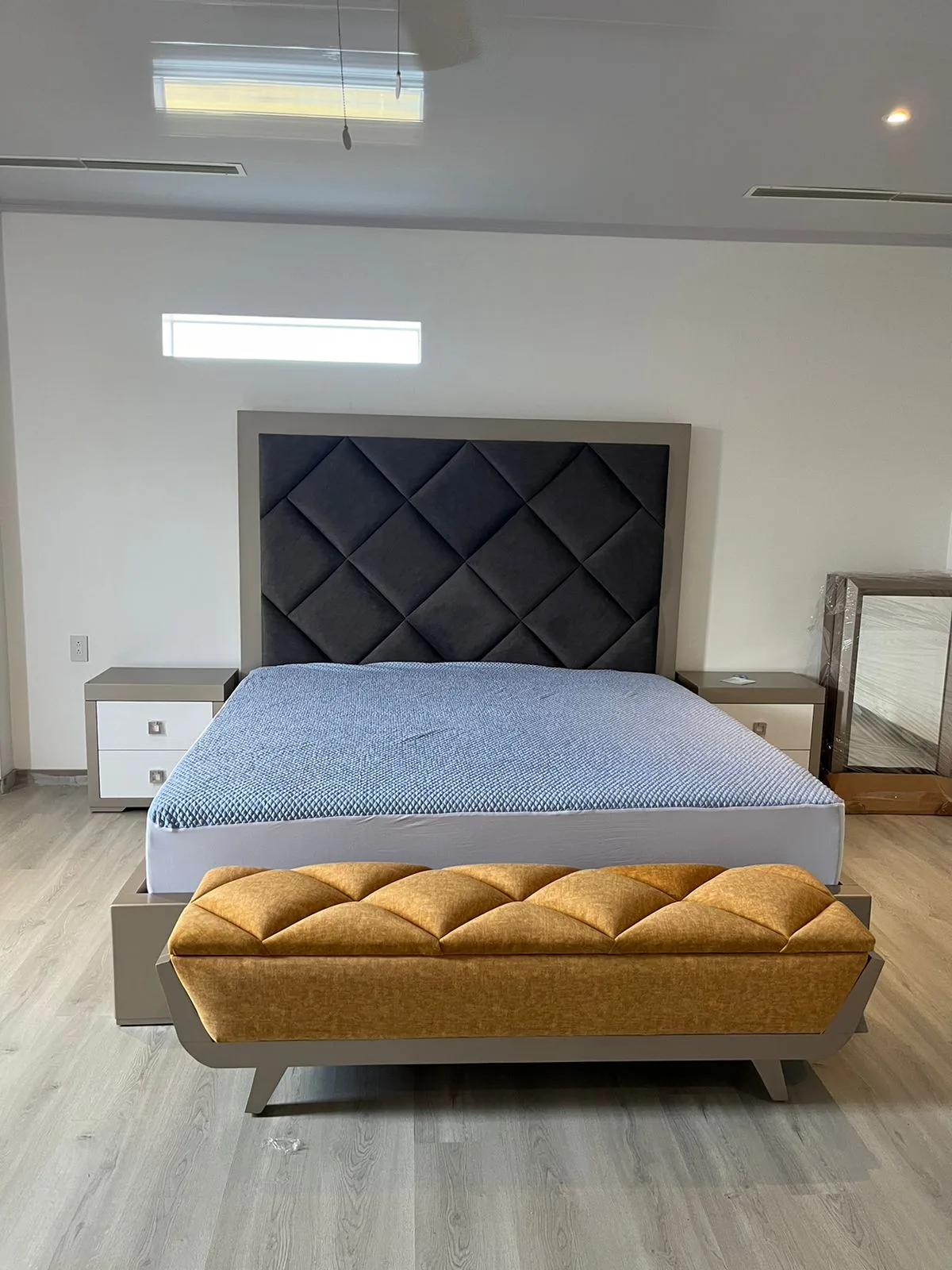 Cabecera de cama capitoné de rombos con banca a juego