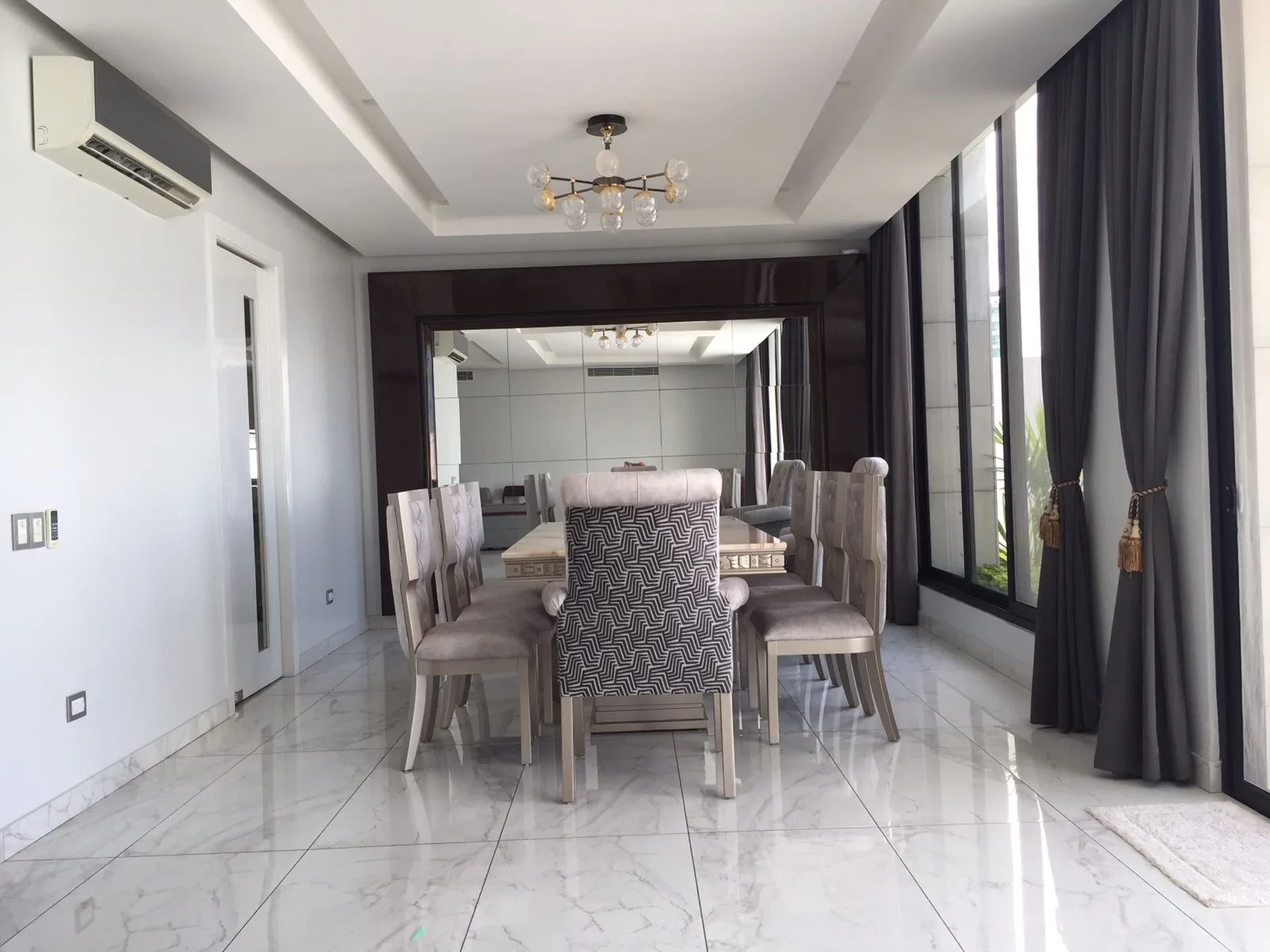 Juego de comedor 6 puestos, estructura mixta de madera y vidrio