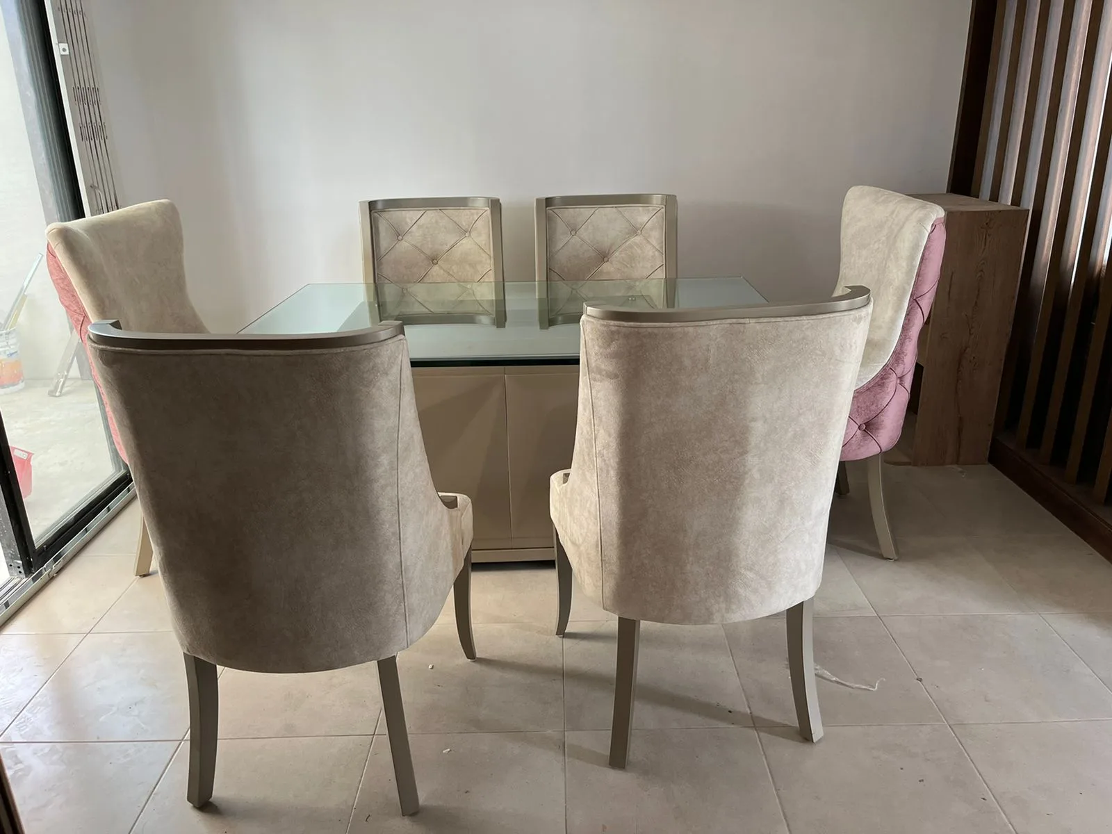 Juego de comedor 6 puestos, estructura mixta de madera y vidrio