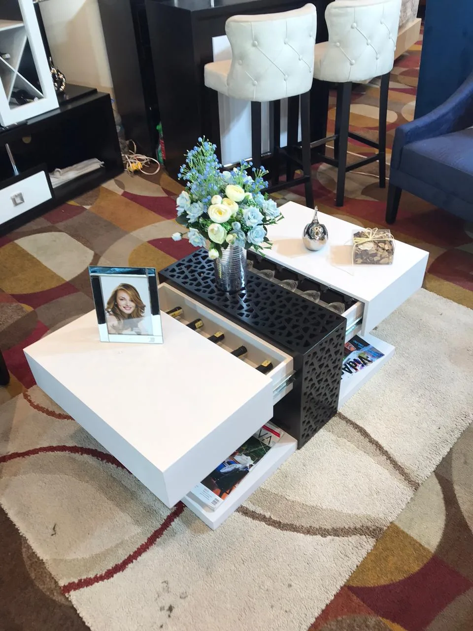 Mesa de centro multifuncional con cava integrada