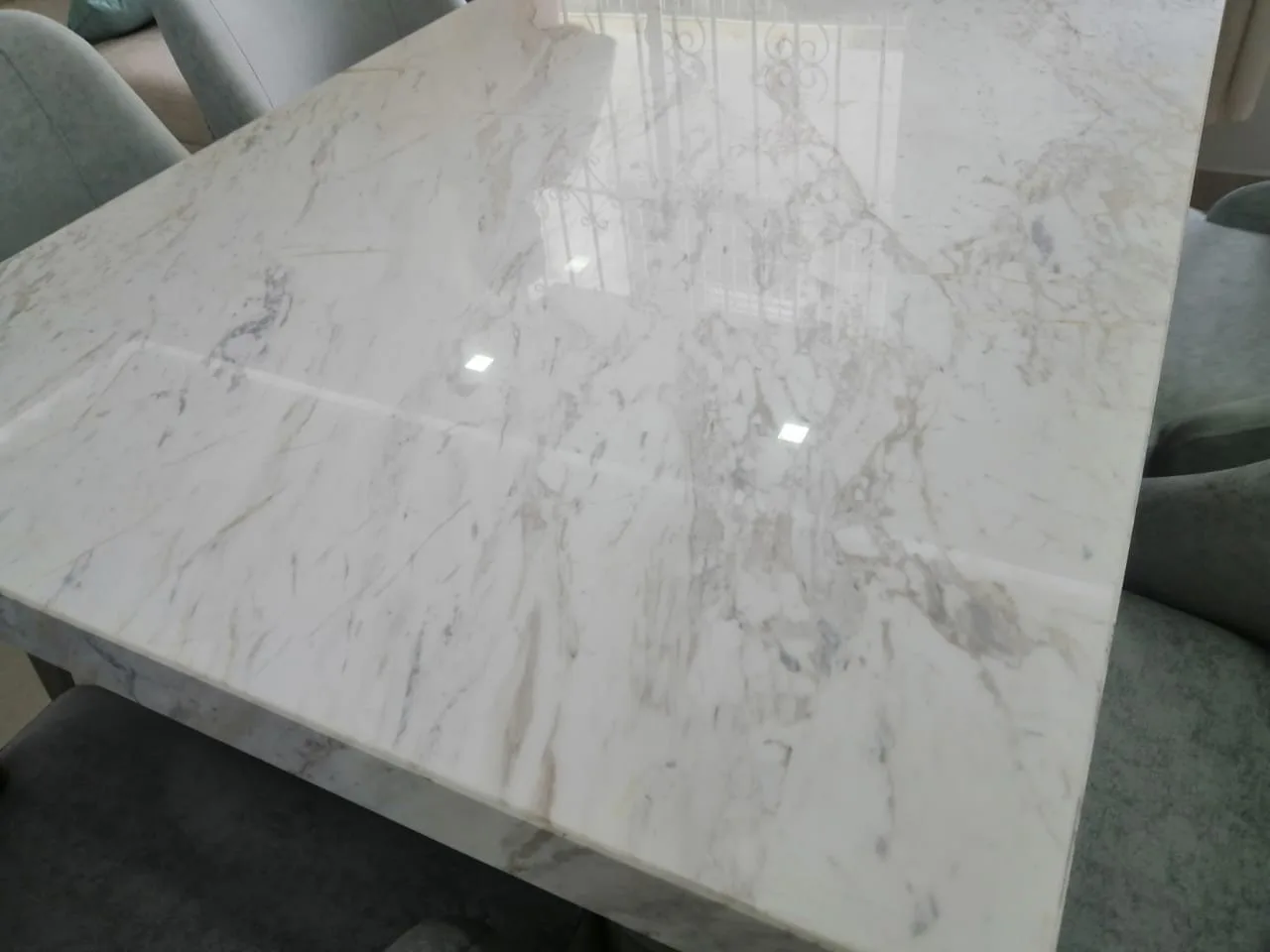 Mesa de comedor efecto mármol (vista parcial, pendiente refoto)