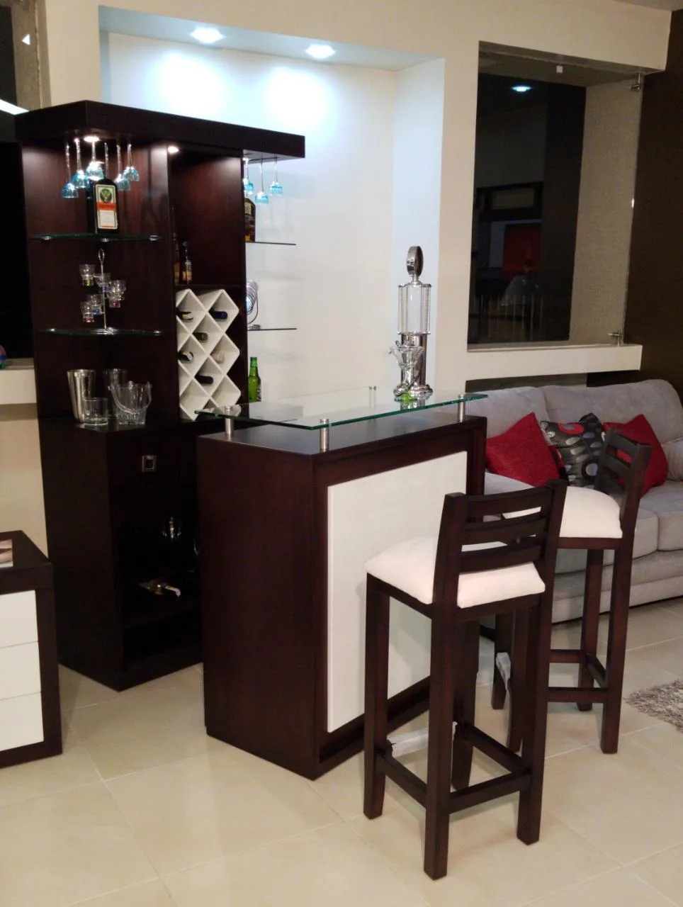 Mueble bar clásico en caoba con banquetas