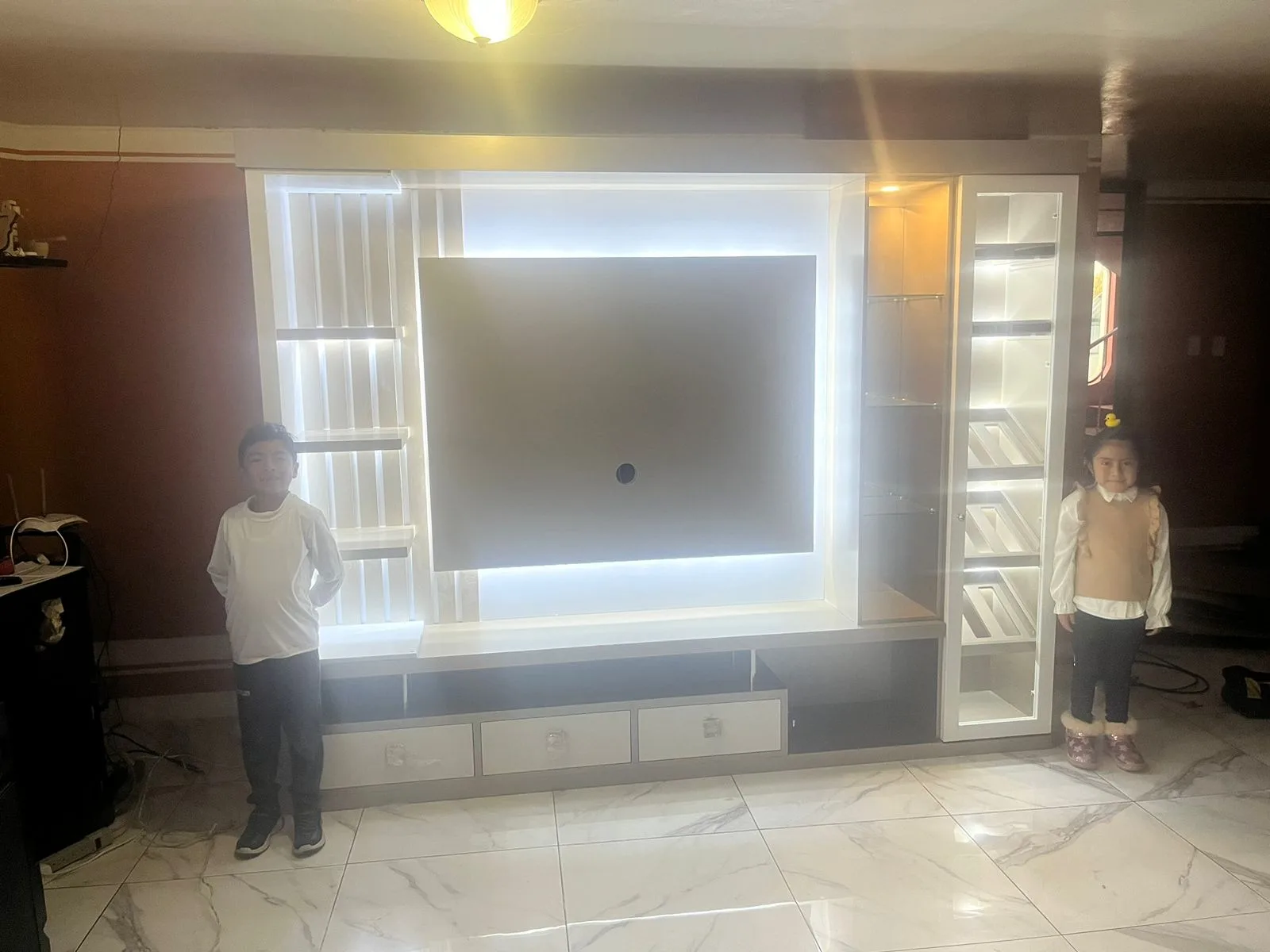 Mueble TV blanco con luz LED e islas de vidrio