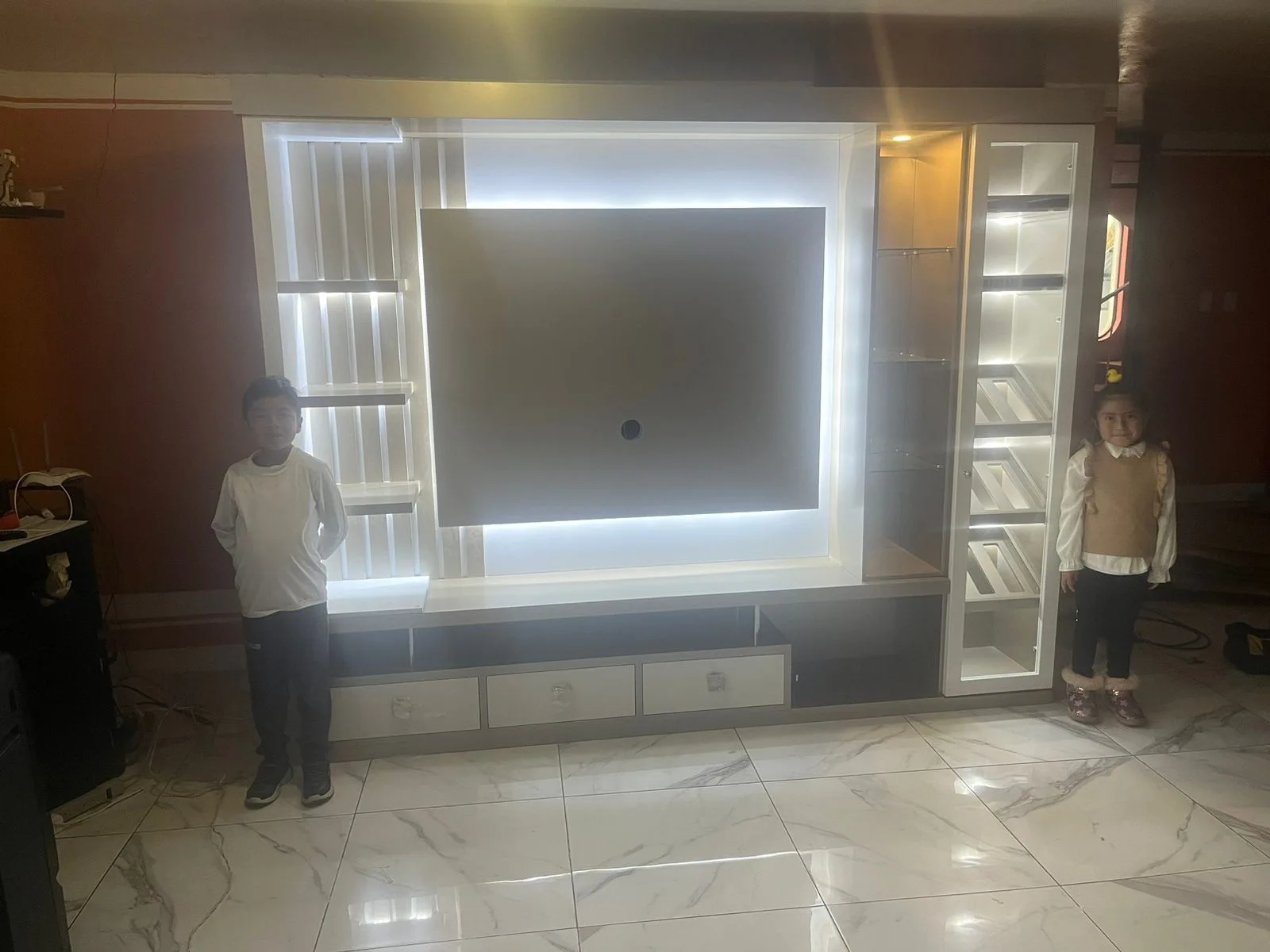 Mueble TV blanco con luz LED e islas de vidrio