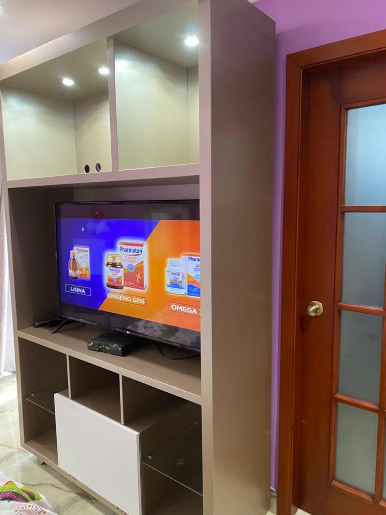 Mueble TV compacto bicolor