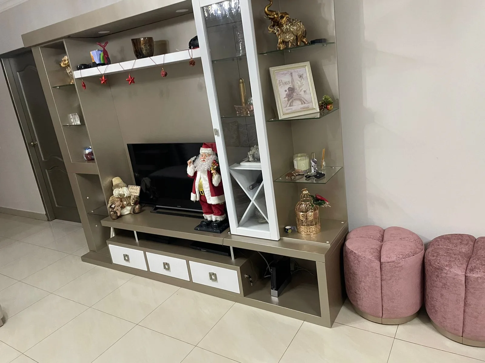 Mueble TV con vitrina lateral blanca