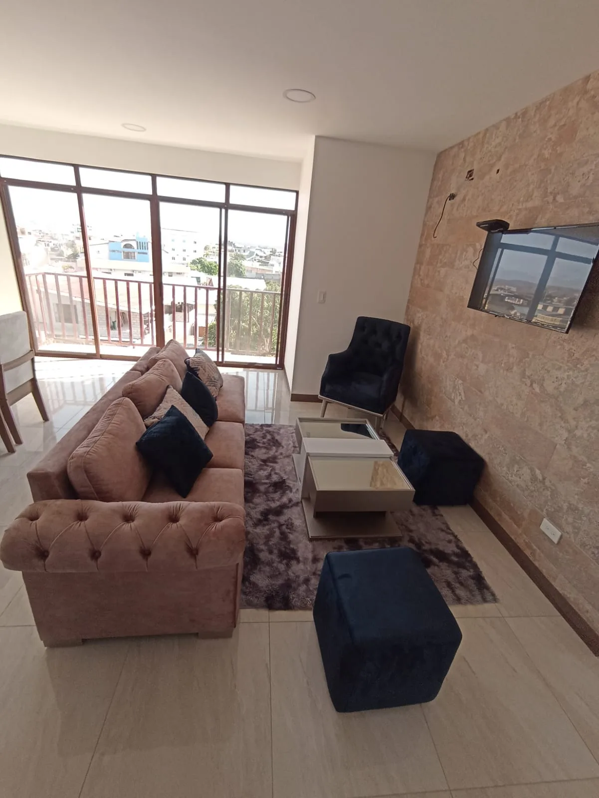 Sala a medida — sofá capitoné rosa/blush con pufs azul marino