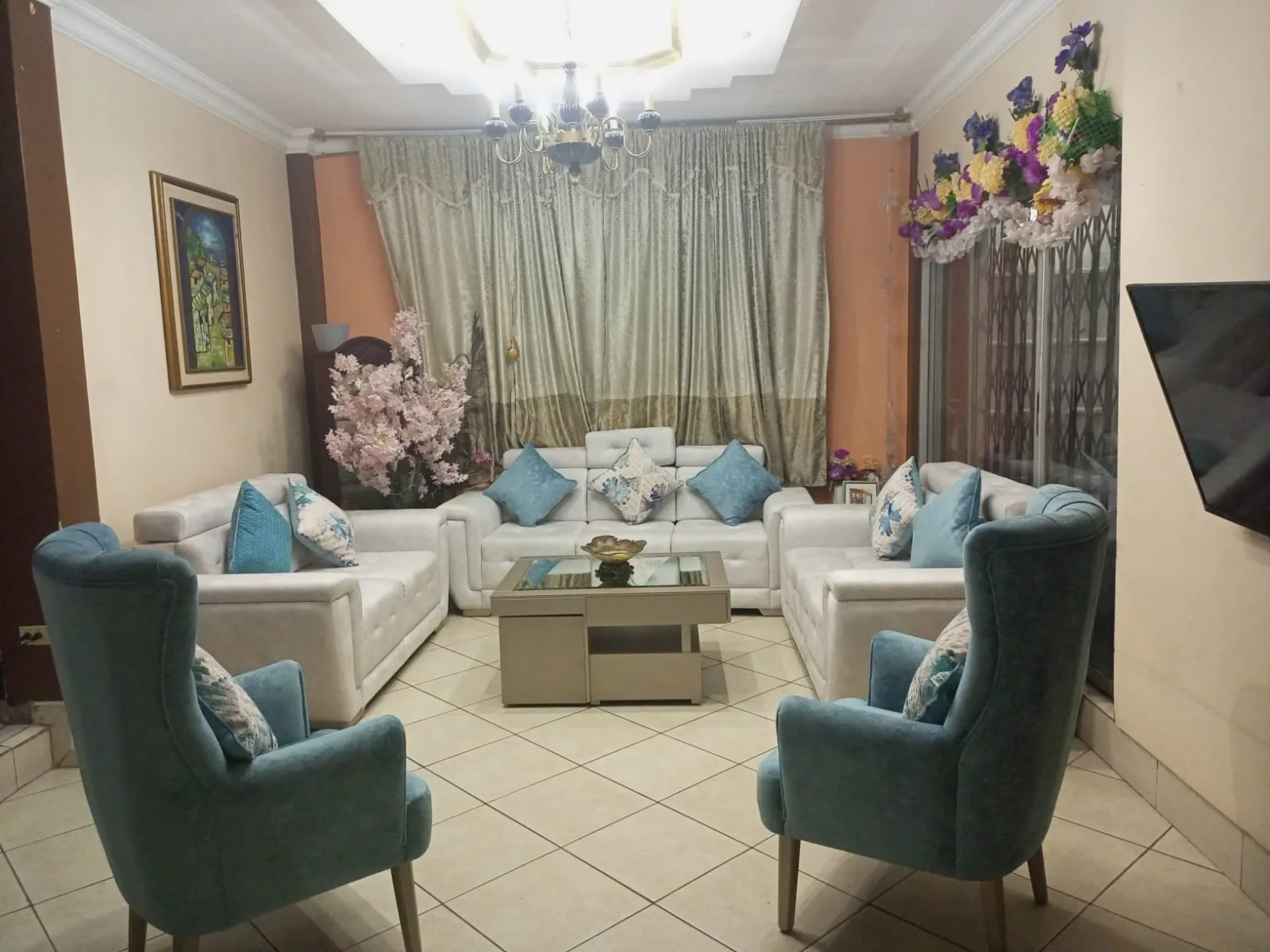 Sala a medida — juego crema con sillones orejeros teal