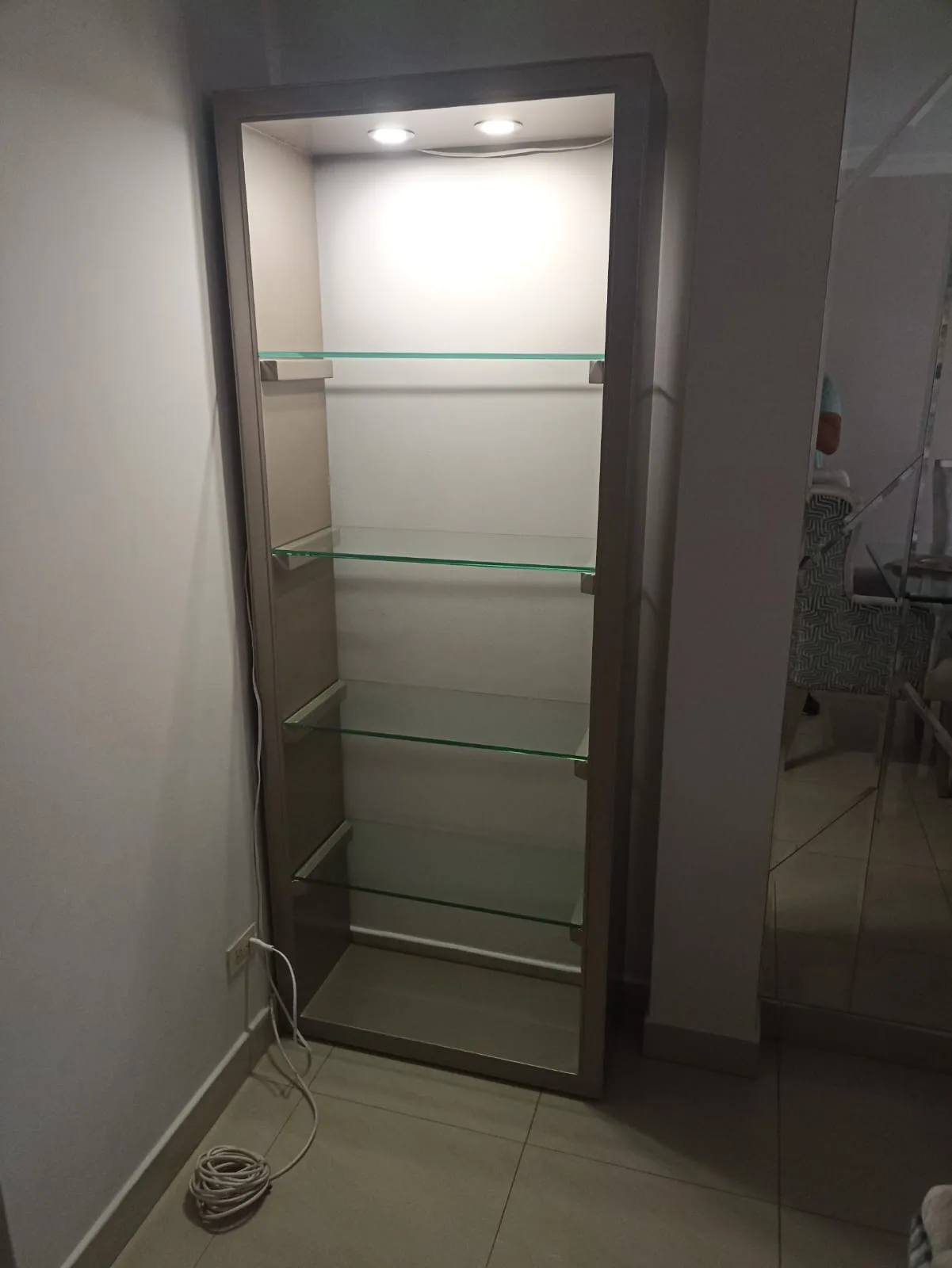 Vitrina alta de repisas de vidrio iluminadas